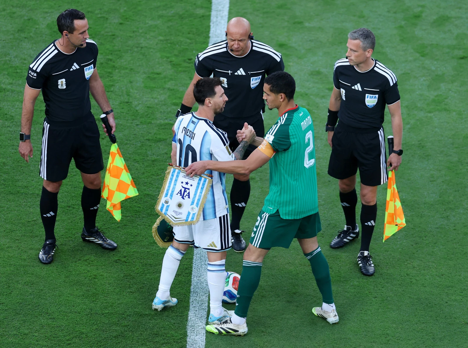 عيسى ماندي يعلن اعتزاله اللعب الدولي مع الجزائر