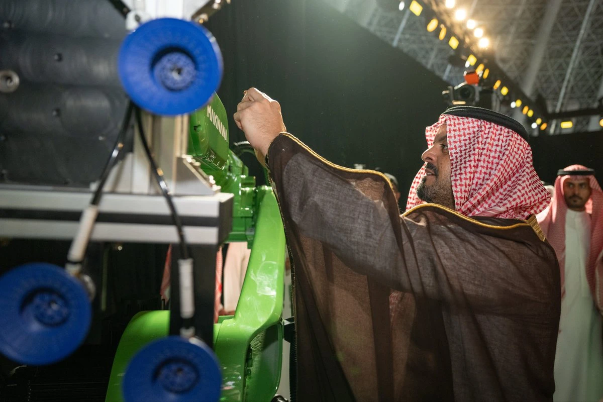 نائب أمير مكة يدشن أول روبوت صناعي سعودي