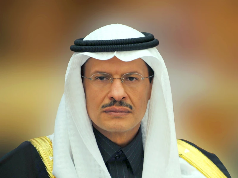 أمير الشرقية ووزير الطاقة يتقدمان صلاة الميت على شهداء "مروحية أرامكو"