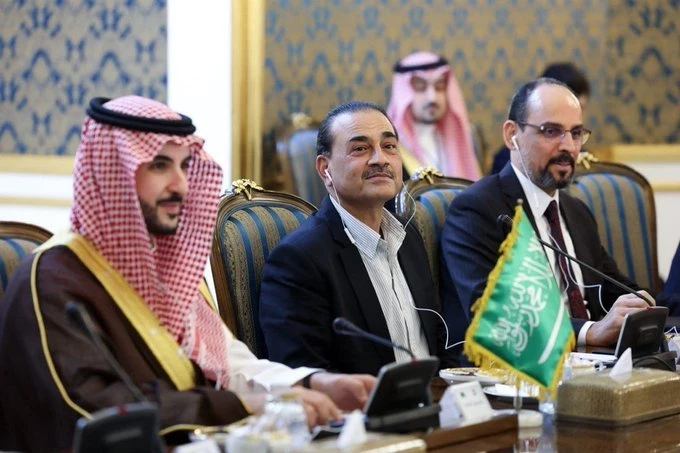 وزير الدفاع ومسؤولان تركي وباكستاني يلتقون الرئيس الإيراني