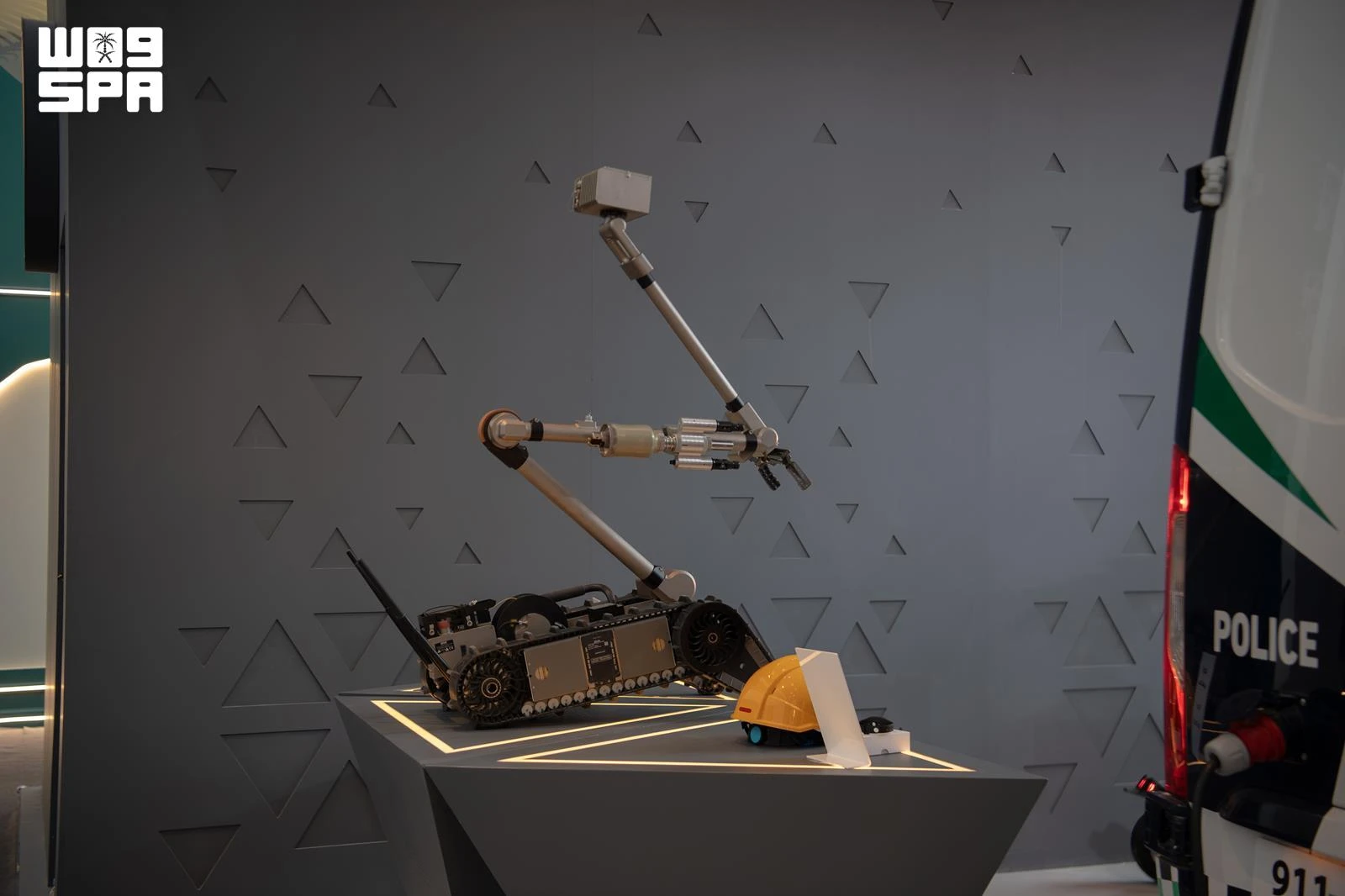 الأمن العام يستعرض روبوت "باك بوت" للتعامل مع الأجسام المشتبه بها