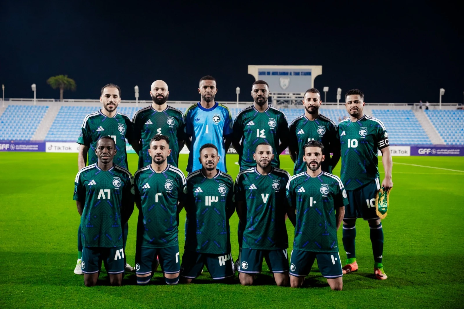 أخضر القدامى يهزم عمان بثلاثية في كأس الخليج