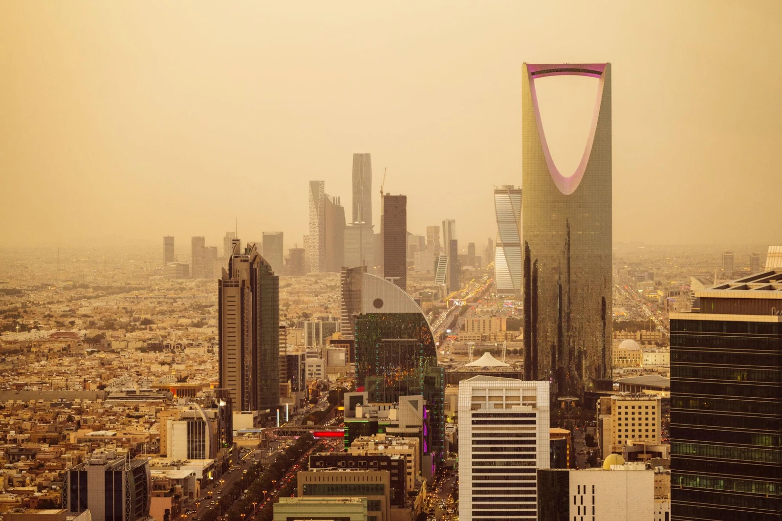 توقعات برياح مثيرة للأتربة على 3 مناطق اعتبارًا من الغد