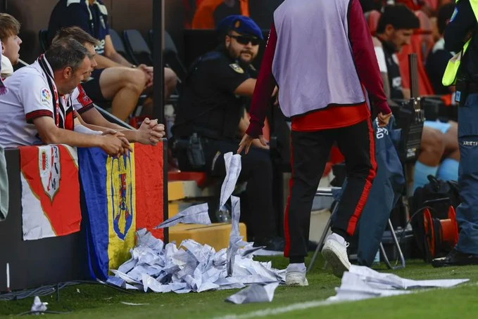 إغلاق جزئي لملعب رايو فايكانو بسبب احتجاجات الجماهير