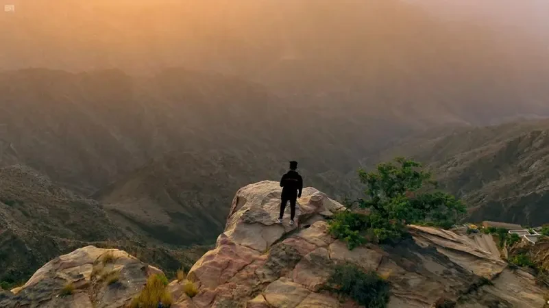 الهايكينج الليلي.. أيقونة المغامرة الصيفية بالمملكة