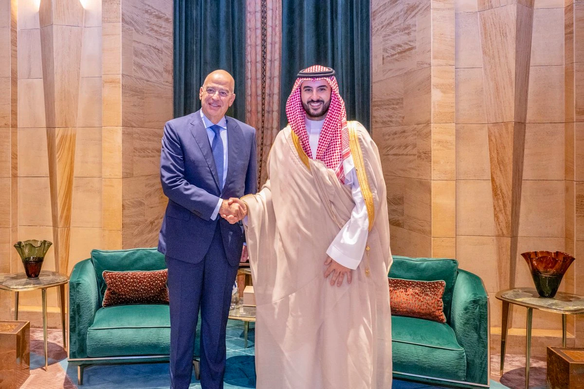 وزير الدفاع يبحث مع نظيره اليوناني تعزيز الشراكة الدفاعية