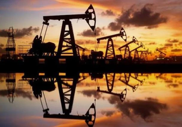 النفط يقفز فوق 104 دولارات للبرميل