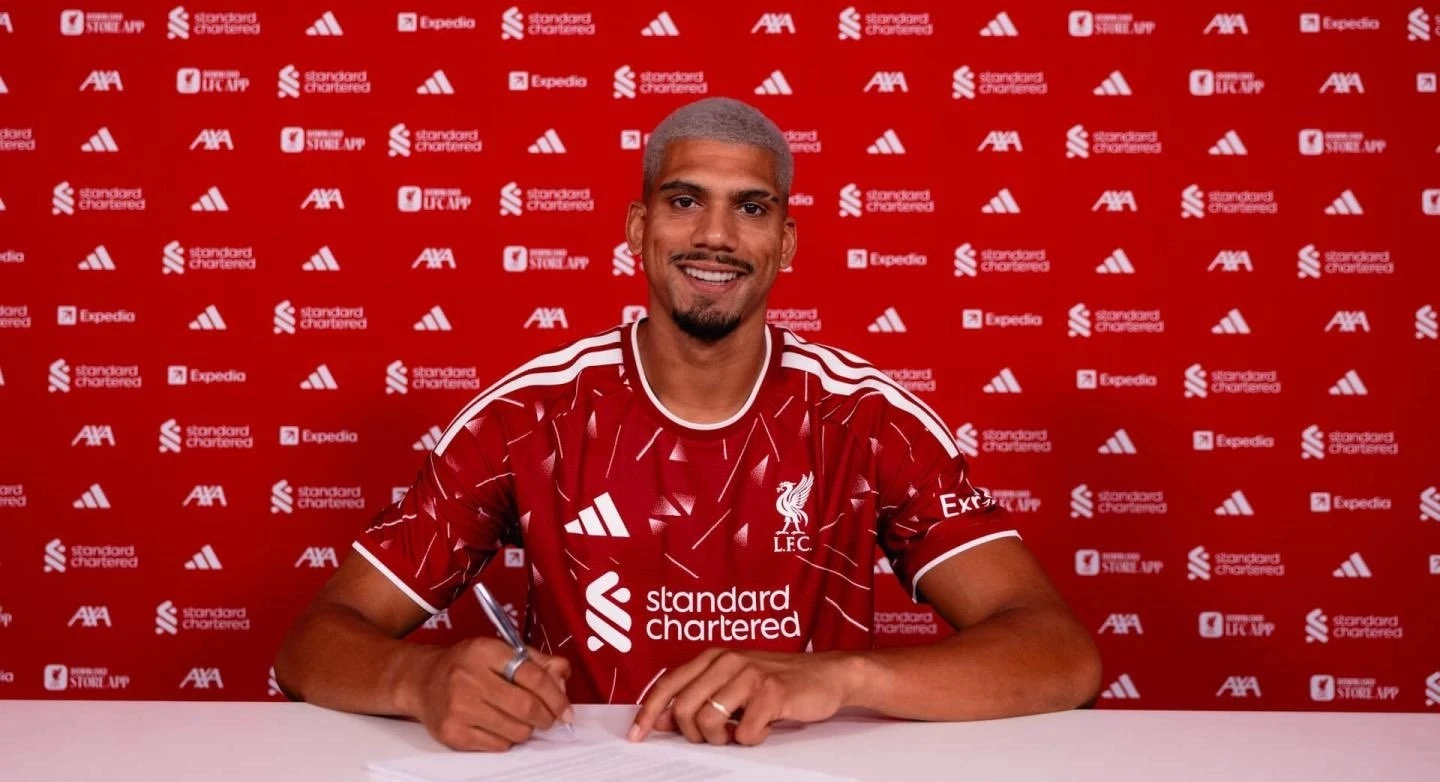 ليفربول يعزز خط دفاعه بضم أراوخو من برشلونة