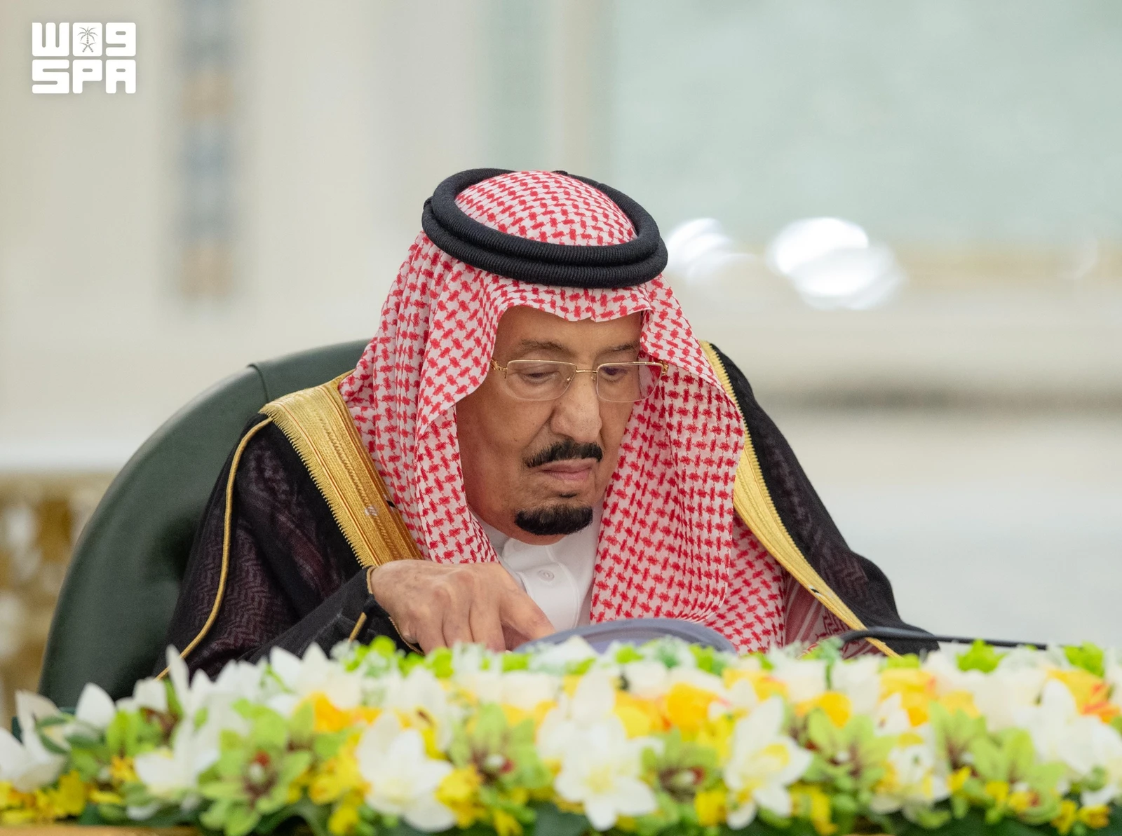 خادم الحرمين الشريفين يرأس جلسة مجلس الوزراء 