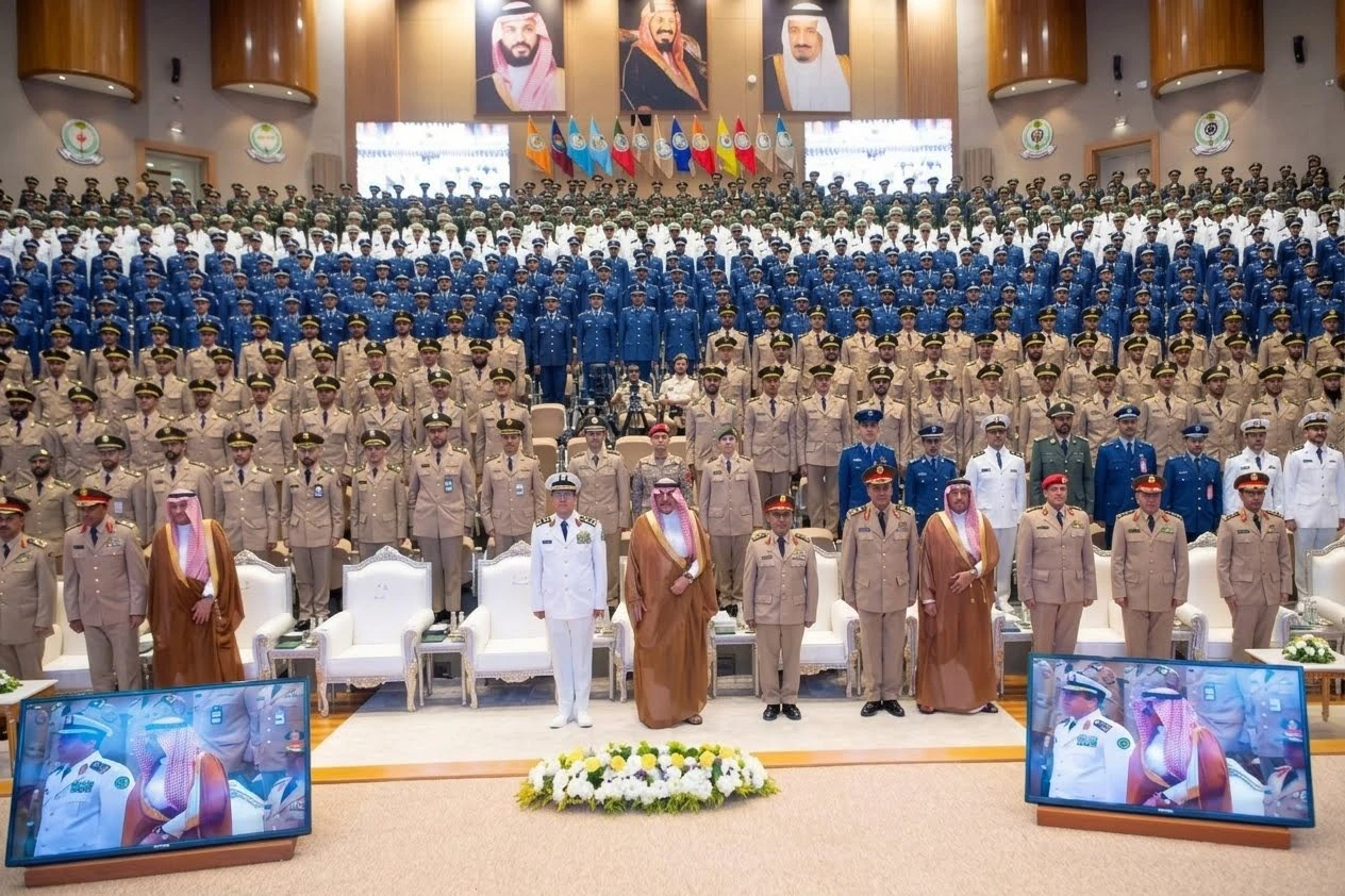 نائب وزير الدفاع يرعى تخريج طلبة تأهيل الضباط الجامعيين