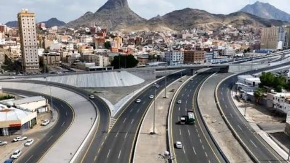 إتاحة الحركة المرورية في عدد من مسارات شبكة الطرق الجديدة بمكة