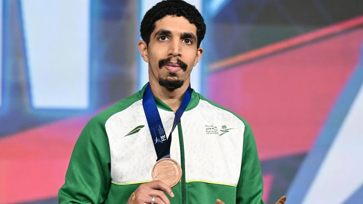 العميري يحقق أول ميدالية سعودية عالمية في المبارزة