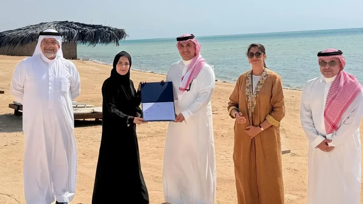 "البحر الأحمر" تسلّم أول رخصة مشغل شاطئ في المملكة