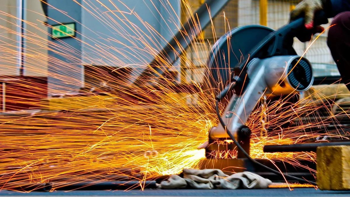 نمو إيرادات قطاع الأعمال قصيرة المدى 3% في أغسطس