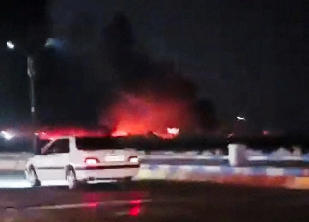 انفجار ناقلة نفط اصطدمت بلغم بحري في مضيق هرمز