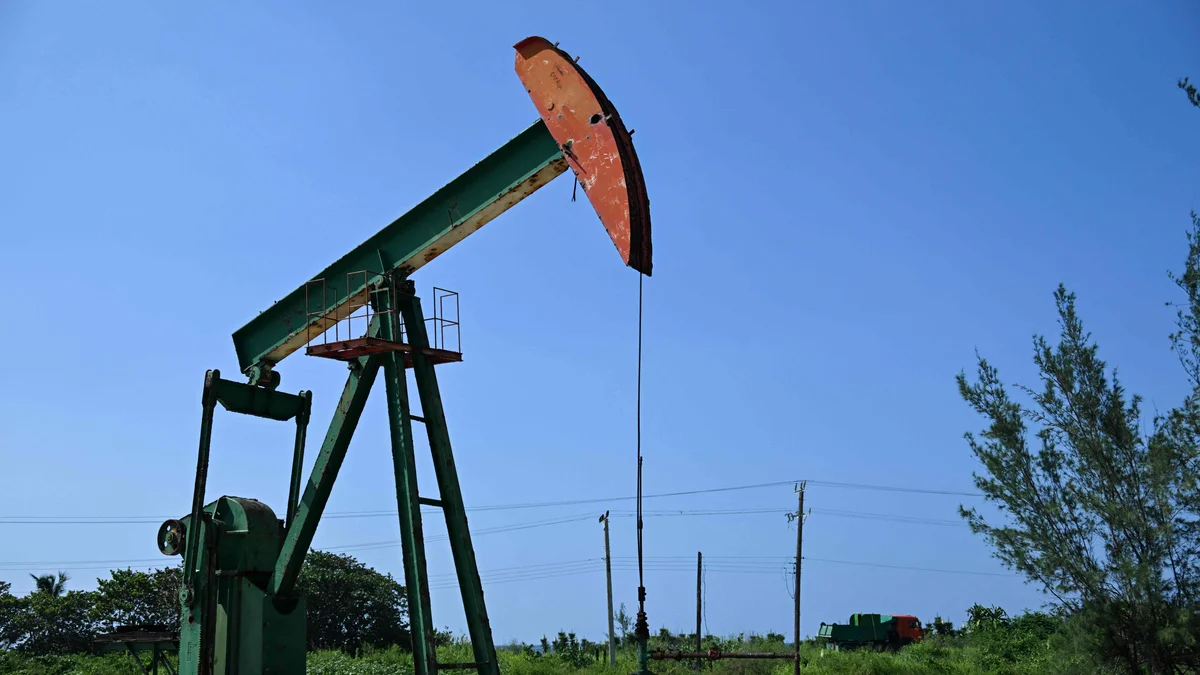 النفط يتراجع 1% والذهب نحو أول ارتفاع شهري في 5 أشهر