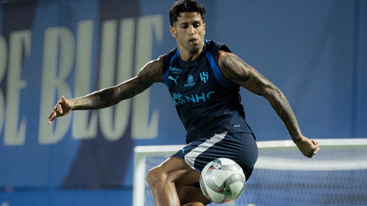 كانسيلو يتدرب مع الهلال في انتظار مفاوضات برشلونة