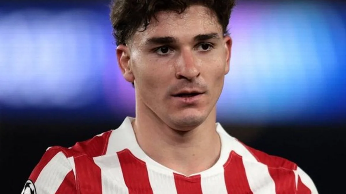 أتلتيكو مدريد يشتكي برشلونة لـ"فيفا" بشأن ألفاريز