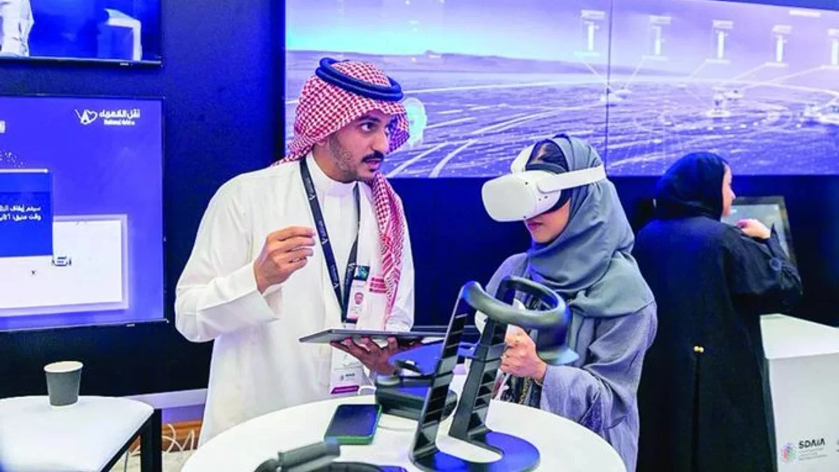 موظف يشرح تقنية الذكاء الاصطناعي لفتاة سعودية