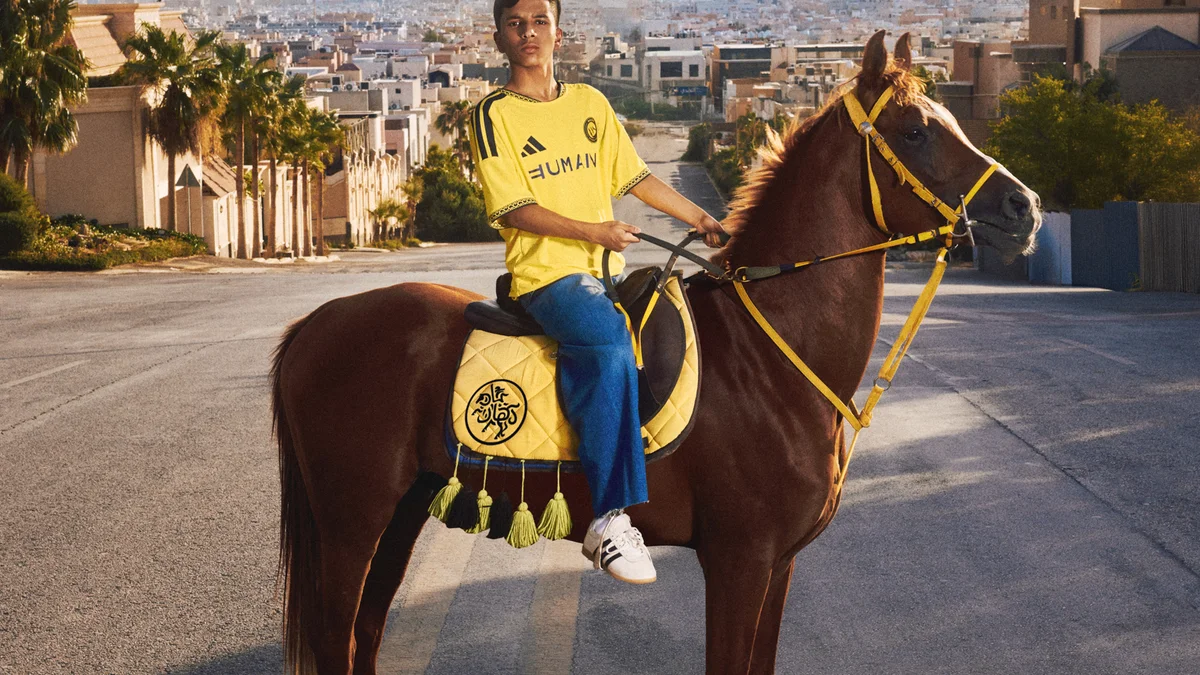 النصر يكشف عن قميصه الأساسي للموسم الجديد