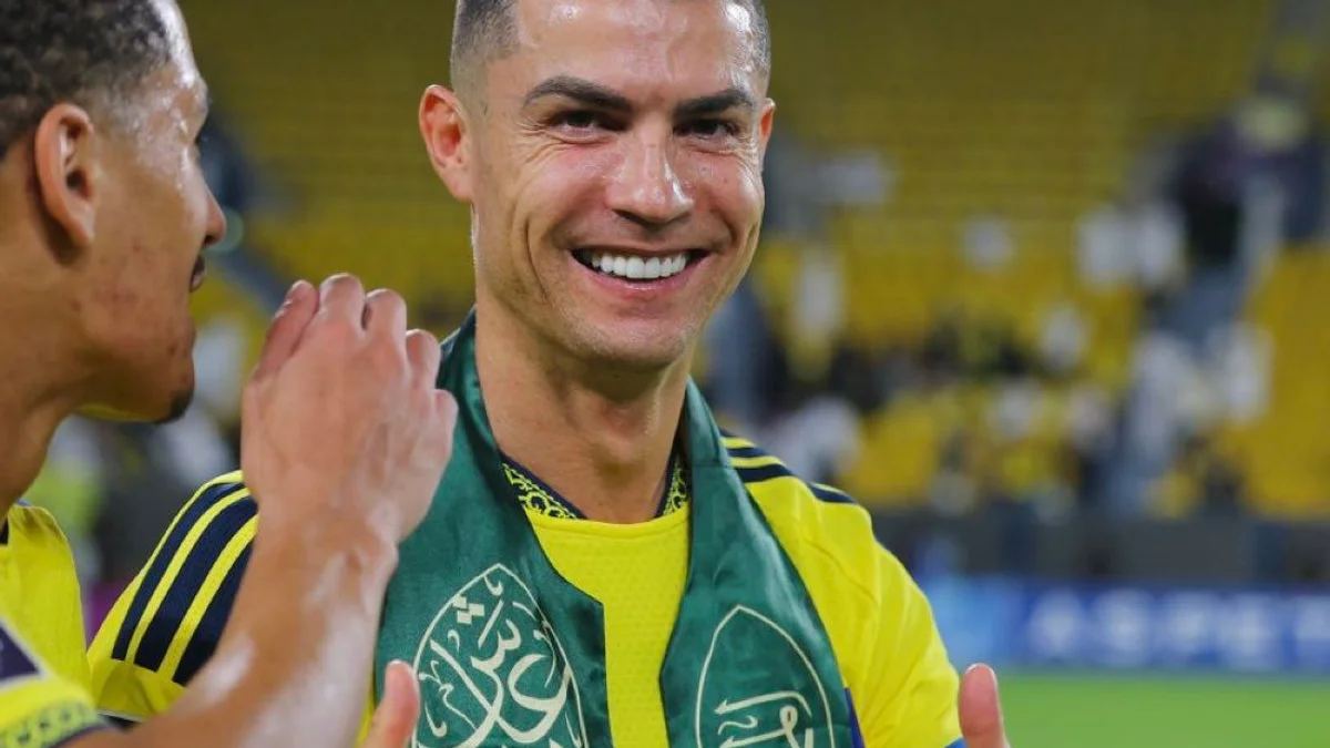 رونالدو يحتفل بالشال السعودي بعد ثلاثية النصر أمام نيفتشي