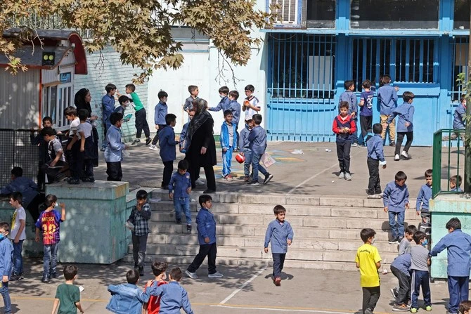 テヘランの学校で一緒に遊ぶイランの児童たち(AFP)