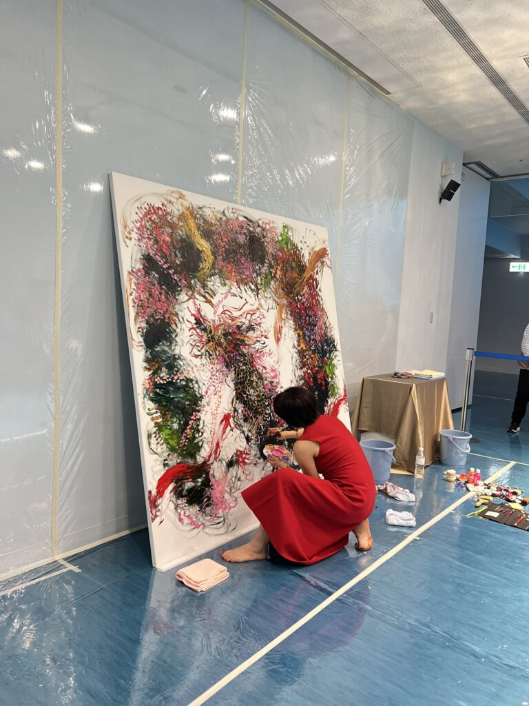 西村麻里：パワフルな絵で生の感情を表現する日本人アーティスト