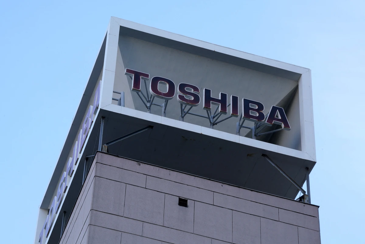 東芝は、プライベート・エクイティ・ファームの日本産業パートナーズ(JIP)率いるコンソーシアムによる130億ドルの買収により12月に上場廃止となり、10年にわたるスキャンダルと激動の幕が切って落とされた。(AFP)