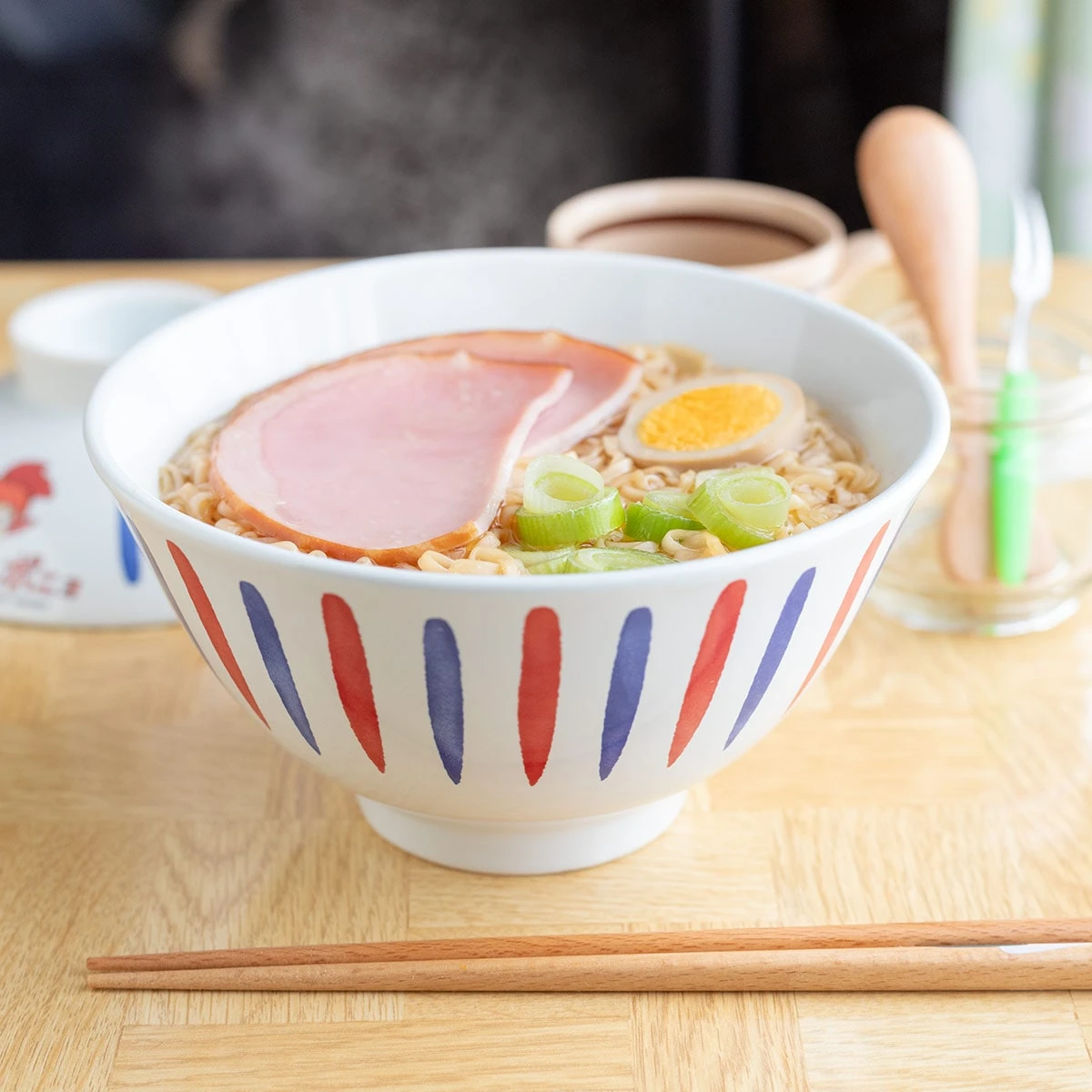スタジオジブリが「ポニョ」をモチーフにした丼を発売