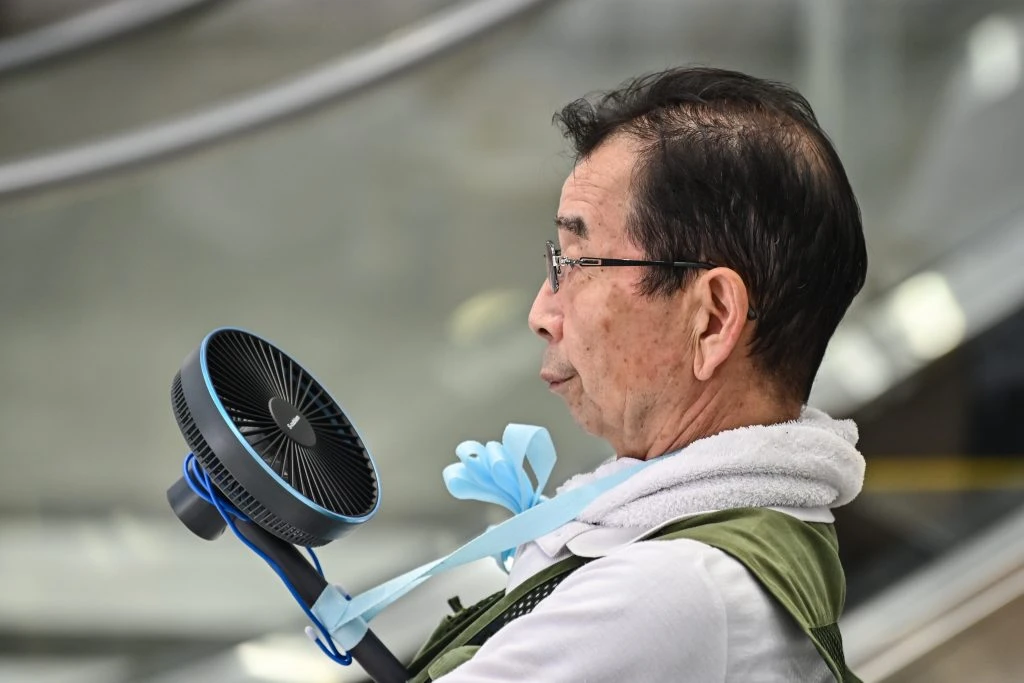 熱帯びる夏物商戦=蒸し暑さ対策グッズも