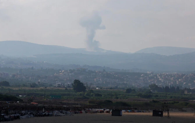 ヒズボラとイスラエル軍の国境を越えた敵対行為が続く中、イスラエルとの国境のレバノン軍団側で煙が上がっている様子(2024年8月25日、レバノン南部タイヤから撮影)。(ロイター)