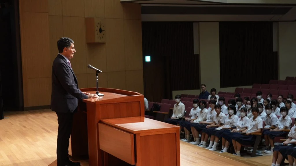 駐日サウジアラビア大使が日本の学校を訪問