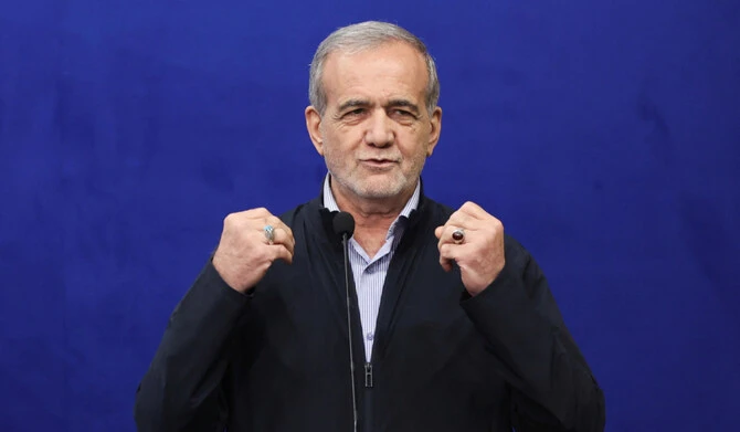 イランのマスード・ペゼシュキアン大統領は、2024年9月16日、テヘランで記者会見に出席した。(ロイター)