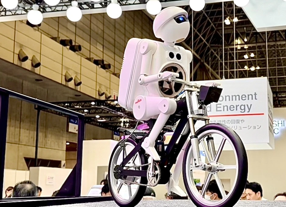 ムラタセイサク君」ーバランスを保ちながら物体を感知するロボット自転車