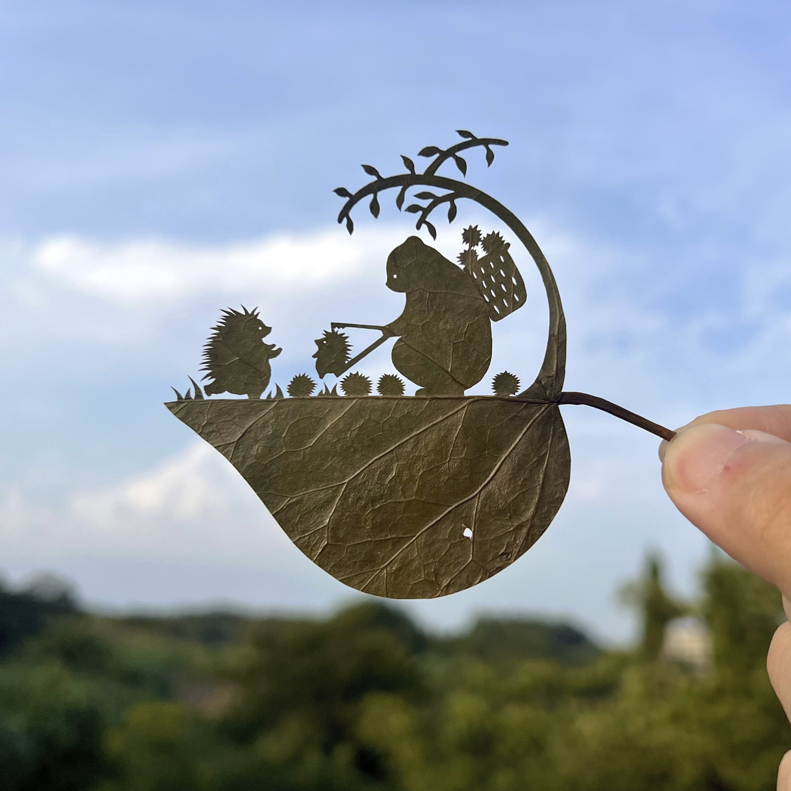 日本人アーティストが葉っぱの切り絵で癒しと世界のファンを引き付ける