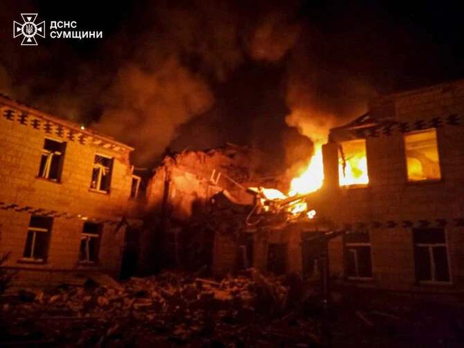ロシアがウクライナに侵攻する中、スミ州クラスノピリヤで発生した空爆により、病院の建物で火災が発生した。(AFP)