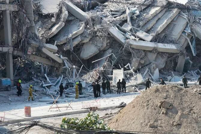 2025年3月28日、タイのバンコクでマグニチュード7.7の地震が発生し、建設中の高層ビルが倒壊した。(AP)