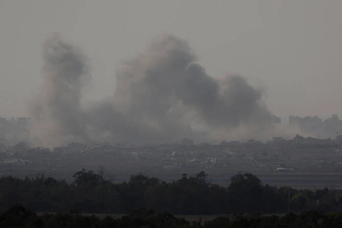 爆発の後、ガザから立ち上る煙(2025年8月10日、イスラエルとガザの国境のイスラエル側から撮影)。(REUTERS)