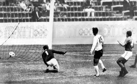 釜本邦茂氏(サッカー界レジェンド)に戴いた九谷焼香炉 サッカー日本代表の得点王、釜本邦茂氏が死去 81歳
