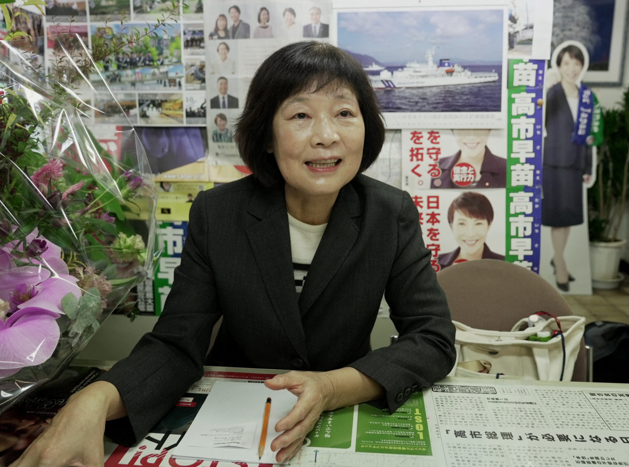 日本の “鉄の女 “の故郷で、サポーターはソフトな面を強調