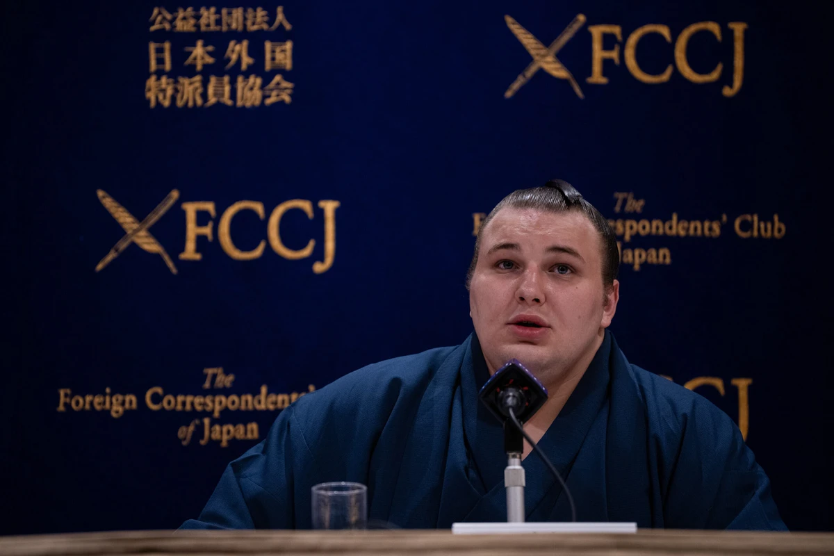、日本のしこ名「アオニシキ・アラタ」を名乗り、木曜日の記者会見では、ほとんど自分の出世についてしか話さなかった。(AP)