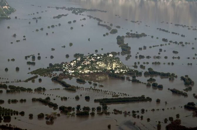 浸水したメキシコ・イダルゴ州トラコテペックの町の航空写真。(AFP=時事)
