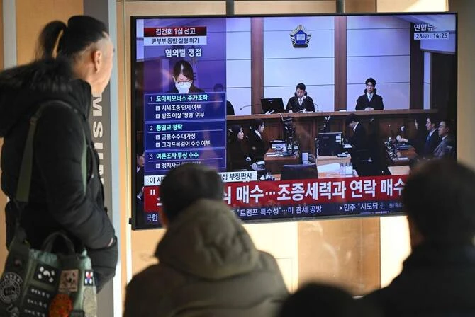 上の写真は、2026年1月28日、韓国の元大統領夫人、金 建希氏の汚職容疑に関する裁判の判決を生中継で見る人々。金氏は汚職の罪で懲役20カ月を言い渡されたが、株価操作などの疑いで無罪となった。(AFP=時事)