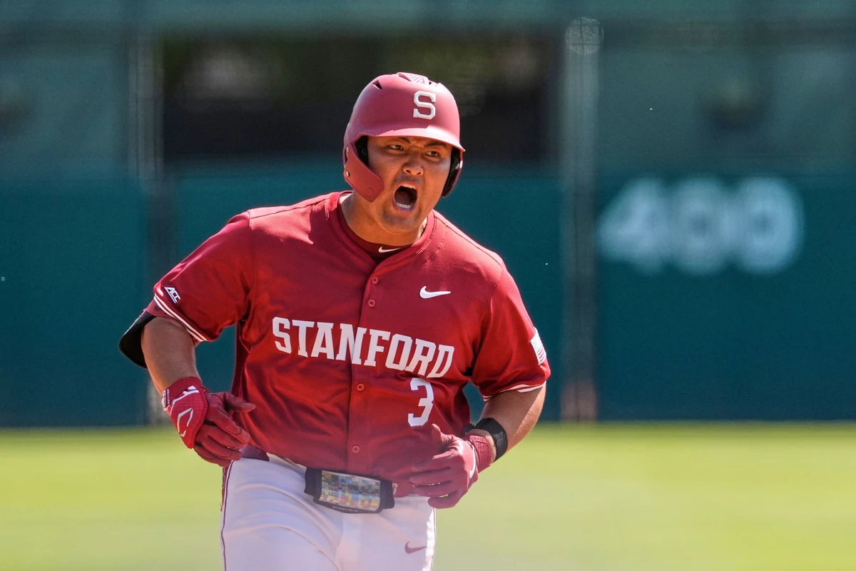 2025年4月20日、カリフォルニア州スタンフォードで行われたノートルダム大学とのNCAA大学野球の試合、6回表、スタンフォード大学の佐々木凛太郎選手が2点本塁打を放ち、ベースを回る際に喜びの表情を見せた。(AP)