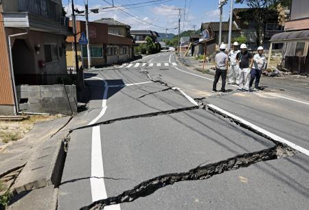 南西日本での地震の被災者、猛暑の中車内で寝泊まり 死者数は34人に