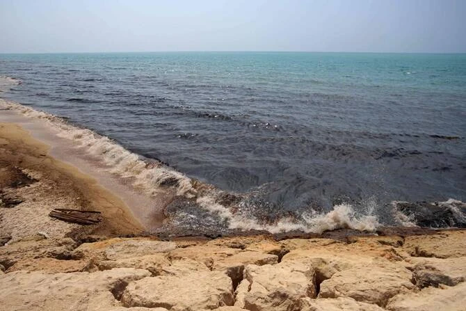 ホルムズ海峡での原油流出を受け、イランが賠償を要求
