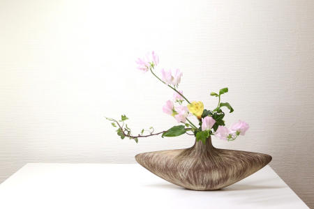 数世紀にわたる日本の生け花が安らぎを求める人々を引きつける