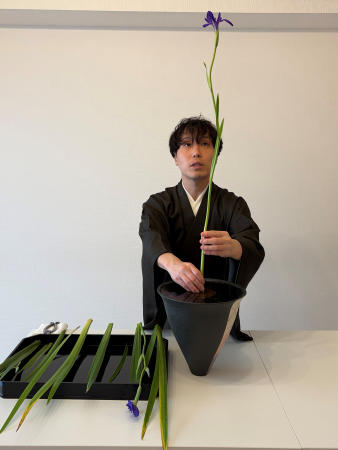 数世紀にわたる日本の生け花が安らぎを求める人々を引きつける