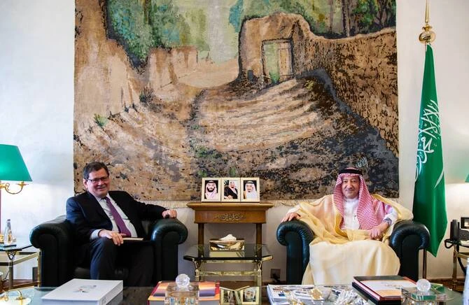 Vice Minister of Foreign Affairs Waleed Elkhereiji received UK Ambassador to Saudi Arabia Neil Crompton at the ministry’s headquarters in Riyadh. (SPA)