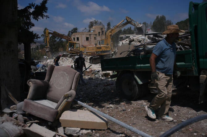 Lebanon army condemns Israeli attacks preventing deployment in south